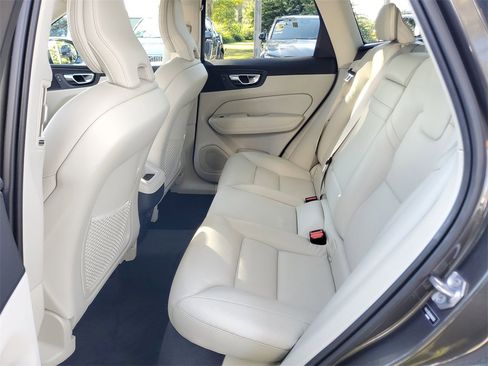 Certified 2022 Volvo XC60 B5 Momentum image 12