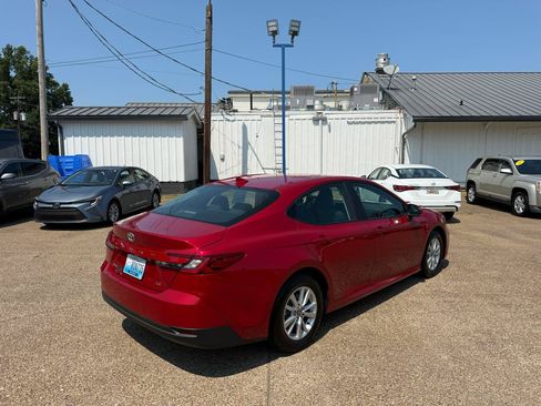 Used 2025 Toyota Camry LE w/ Convenience Package FWD image 5