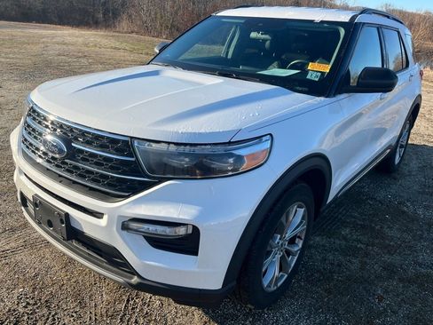 Used 2022 Ford Explorer XLT w/ Equipment Group 202A image 5