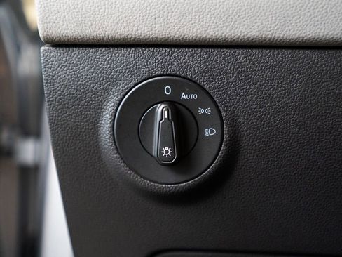 Used 2022 Volkswagen Taos SE image 16