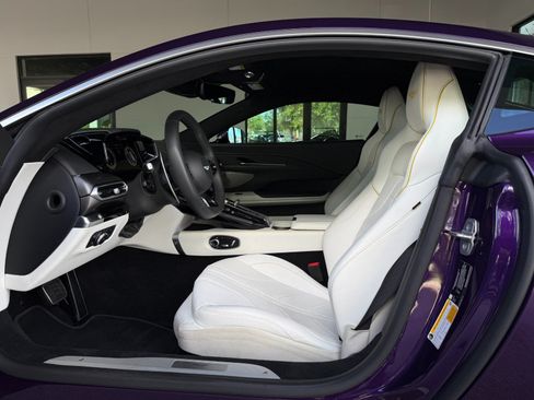 Used 2025 Aston Martin V8 Vantage Coupe RWD image 23