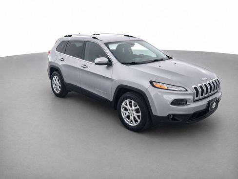 Used 2015 Jeep Cherokee Latitude w/ Comfort/Convenience Group AWD/4WD image 3