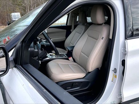 Certified 2023 Ford Explorer XLT w/ Equipment Group 202A AWD/4WD image 9