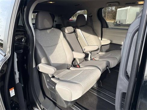 Used 2024 Toyota Sienna LE image 11