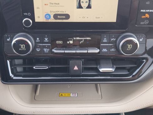 Used 2023 Toyota Highlander XLE image 20