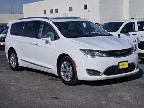 Used 2018 Chrysler Pacifica Limited image 3