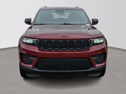 Used 2025 Jeep Grand Cherokee Altitude AWD/4WD image 2