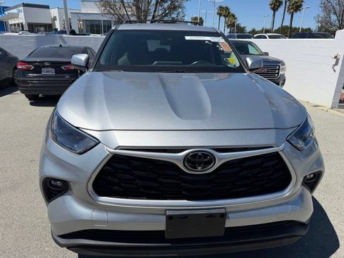 Used 2022 Toyota Highlander LE FWD image 4