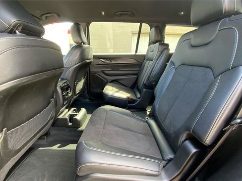 Used 2023 Jeep Grand Cherokee L Laredo image 11