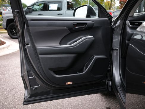 Used 2023 Toyota Highlander LE image 14