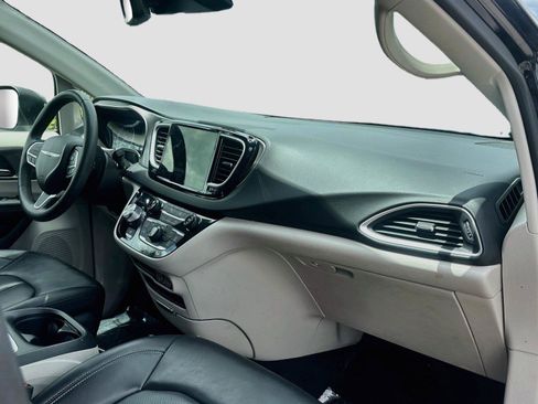 Used 2023 Chrysler Pacifica Touring-L FWD image 29