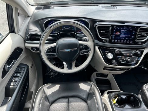 Used 2020 Chrysler Pacifica Limited image 2