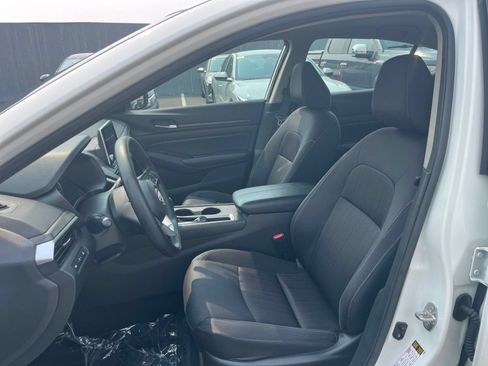 Used 2025 Nissan Altima 2.5 SV FWD image 32