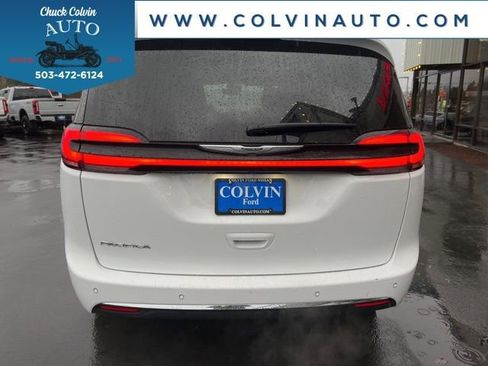 Used 2024 Chrysler Pacifica Touring-L image 9