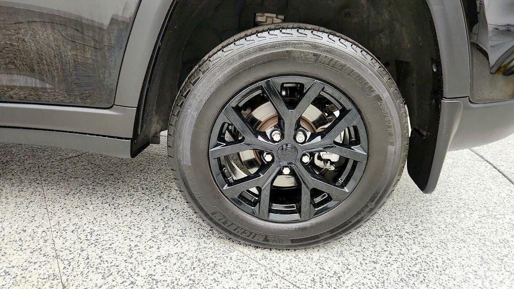 Used 2024 Jeep Grand Cherokee Altitude AWD/4WD image 9