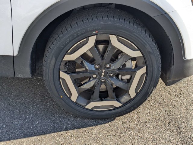 Certified 2025 Kia Telluride EX w/ EX Captain's Chair Package FWD image 11