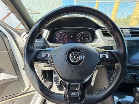 Used 2018 Volkswagen Tiguan SEL Premium w/ R-Line Package image 15