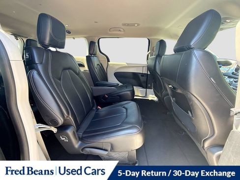 Used 2023 Chrysler Pacifica Touring-L FWD image 33