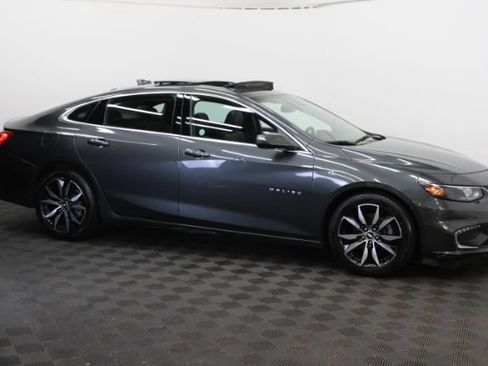 Used 2017 Chevrolet Malibu LT w/ Leather Package FWD image 3