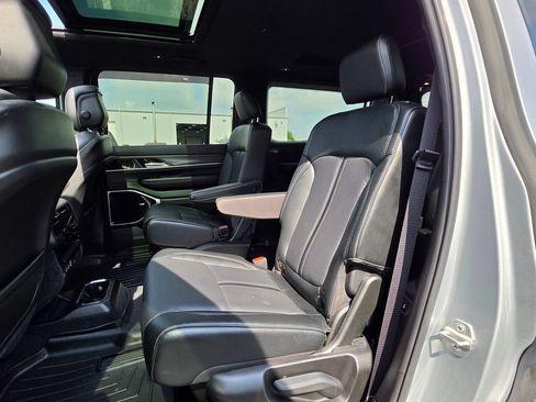 Used 2023 Jeep Wagoneer Series III w/ Premium Group I AWD/4WD image 32