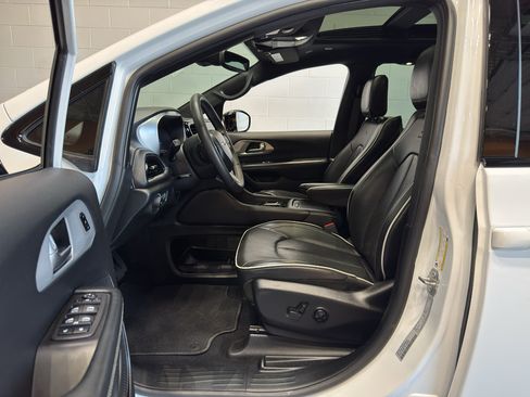 Used 2025 Chrysler Pacifica Limited FWD image 14