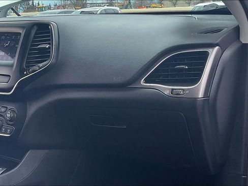 Used 2019 Jeep Cherokee Latitude Plus w/ Comfort/Convenience Group image 18