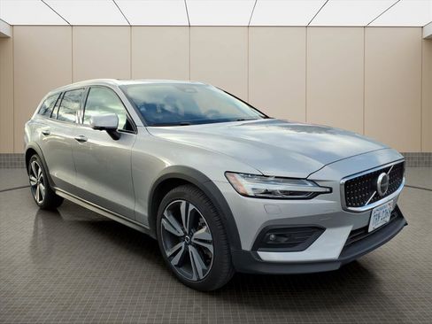 Used 2025 Volvo V60 B5 Cross Country Plus image 5