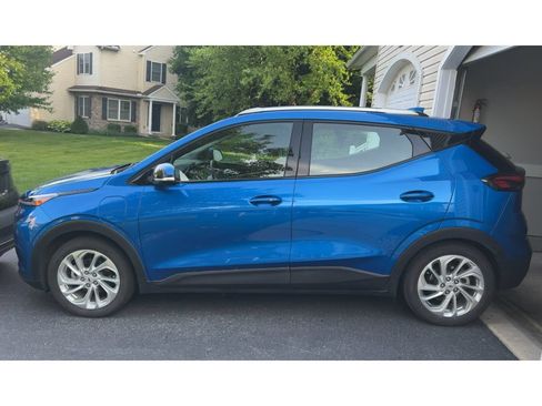 Used 2023 Chevrolet Bolt EUV LT w/ Comfort Package FWD image 2