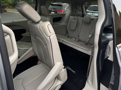 Used 2020 Chrysler Pacifica Limited FWD image 19