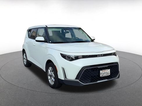 Used 2025 Kia Soul LX w/ LX Technology Package FWD image 3