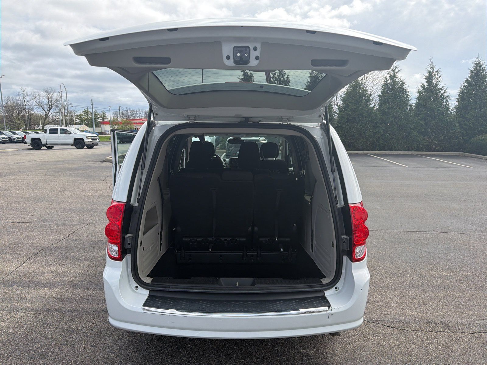 Used 2020 Dodge Grand Caravan SE FWD image 25