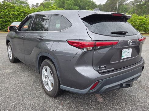 Used 2022 Toyota Highlander LE FWD image 9