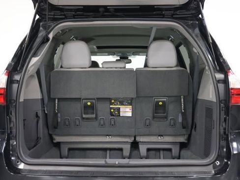 Used 2020 Toyota Sienna XLE w/ XLE Navigation Package FWD image 12