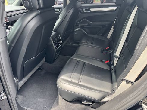 Used 2023 Porsche Cayenne Platinum Edition AWD/4WD image 28