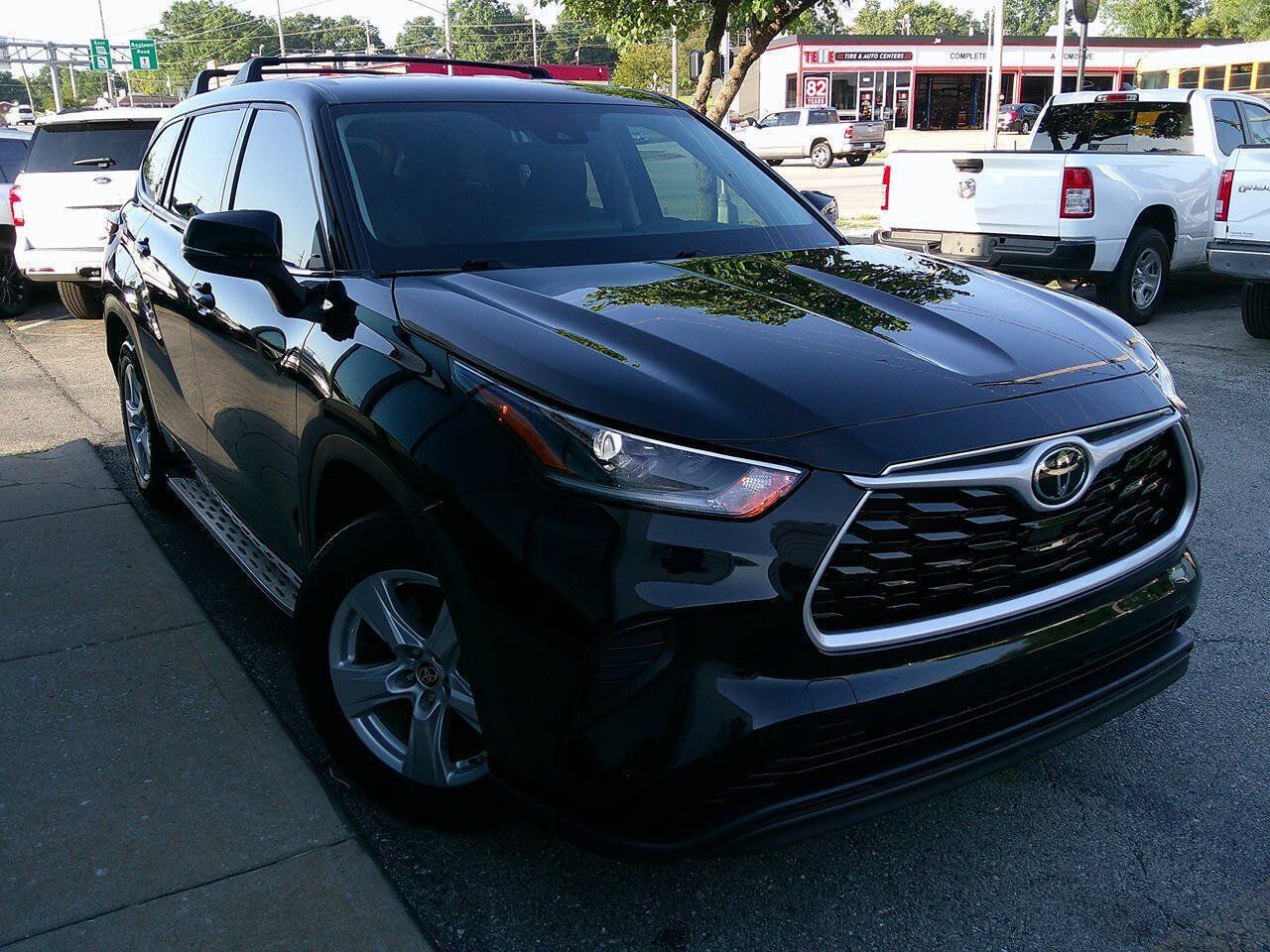 Used 2021 Toyota Highlander L FWD image 4