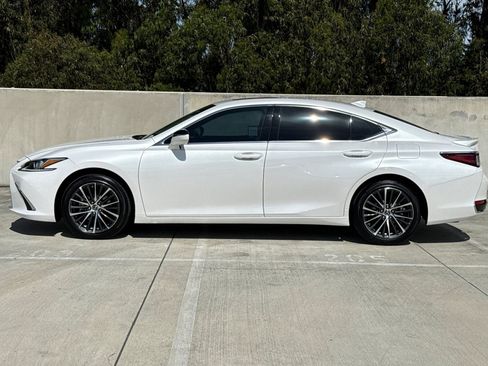 Used 2025 Lexus ES 300h w/ Premium Package image 2