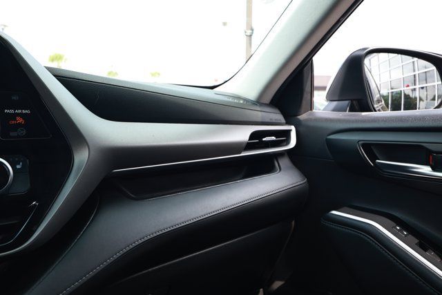 Used 2020 Toyota Highlander XLE AWD/4WD image 28