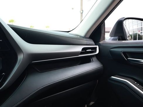 Used 2020 Toyota Highlander XLE AWD/4WD image 28