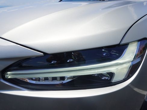 Used 2018 Volvo S90 T6 Momentum w/ Convenience Package image 10