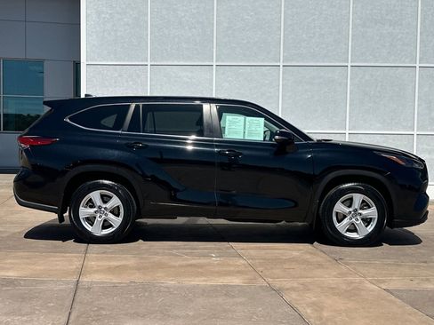 Used 2023 Toyota Highlander LE FWD image 3