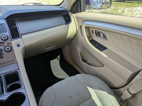 Used 2017 Ford Taurus SE FWD image 16