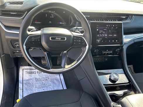 Used 2023 Jeep Grand Cherokee Laredo image 12