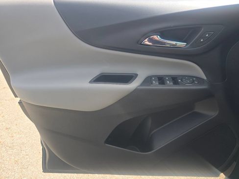 Used 2019 Chevrolet Equinox LS FWD image 24