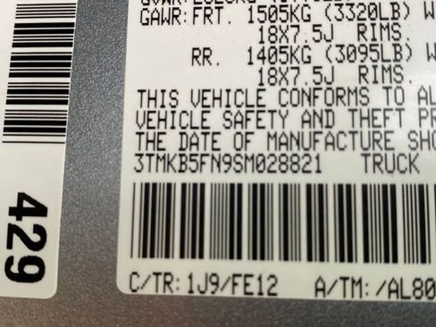 Used 2025 Toyota Tacoma TRD Sport w/ TRD Sport Upgrade Package image 28