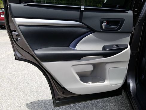 Used 2019 Toyota Highlander XLE FWD image 28