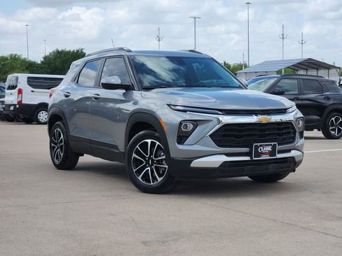 Used 2024 Chevrolet TrailBlazer LT w/ LT Cold Weather Package FWD image 3