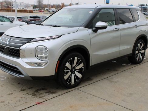 Used 2025 Mitsubishi Outlander SE image 3