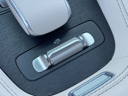 Used 2025 Mercedes-Benz GLE 580 4MATIC w/ Driver Assistance Package image 37