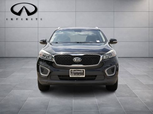 Used 2017 Kia Sorento FWD w/ LX Convenience Package image 2
