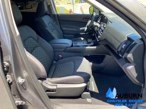 Used 2024 Nissan Pathfinder SV AWD/4WD image 17